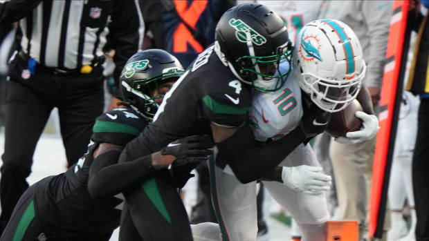 Jets' CB DJ Reed tackles Dolphins' WR Tyreek Hill
